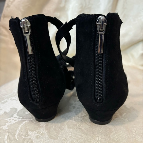 NWT Torrid Black Gladiator Sandals w/Pom Poms, Size 8.5 Wide - Picture 6 of 12